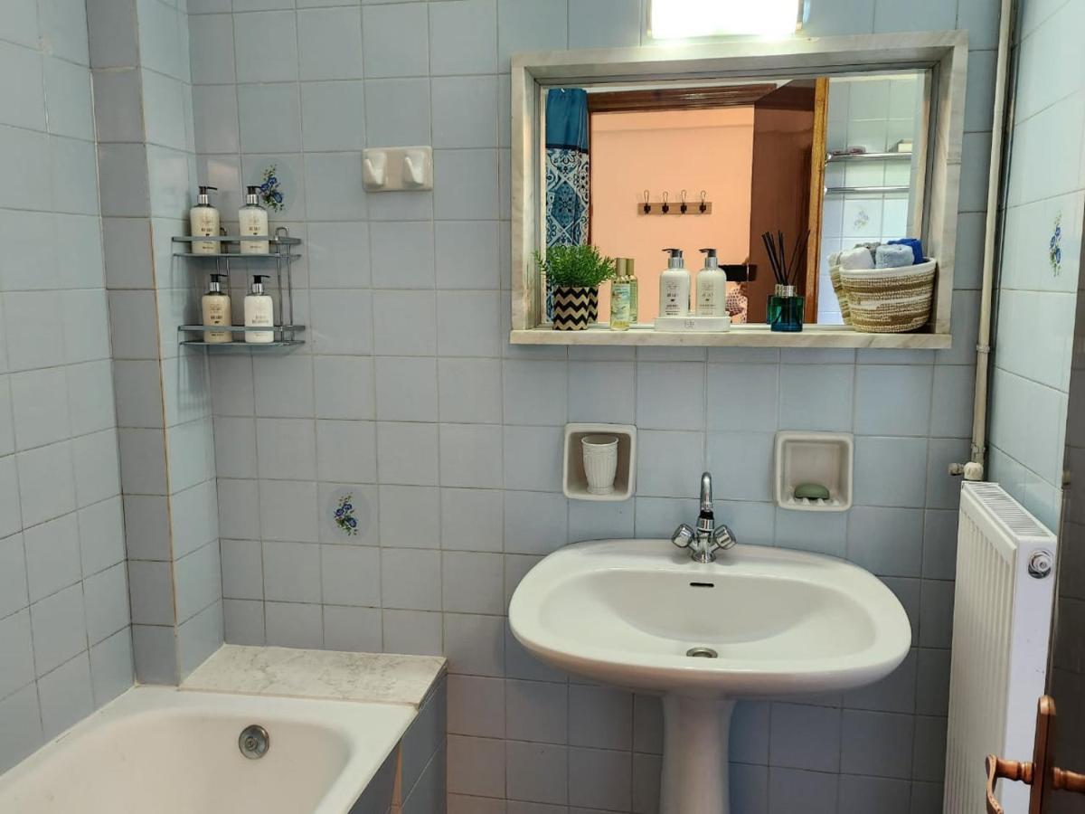 Queen Aspri Apartment 3' Min To The Beach! Αντίκυρα Εξωτερικό φωτογραφία